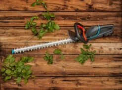 GARDENA Accu Heggenschaar ComfortCut 60/18V P4A Set 7 GARDENA Accu Heggenschaar ComfortCut 60/18V P4A Set -Beste Tuinmeubilair Winkel gardena accu heggenschaar comfortcut 60 18v p4a set 1500x1103 640af31a3b8eb l
